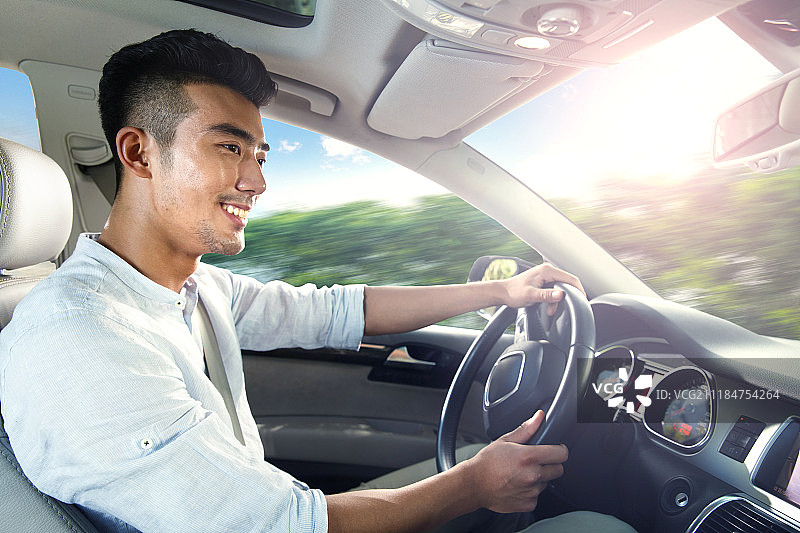 青年男人驾车图片素材