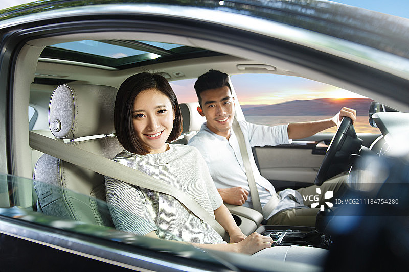 青年夫妇开车出去旅行图片素材