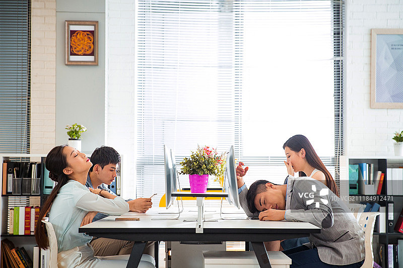 商务青年男女加班图片素材