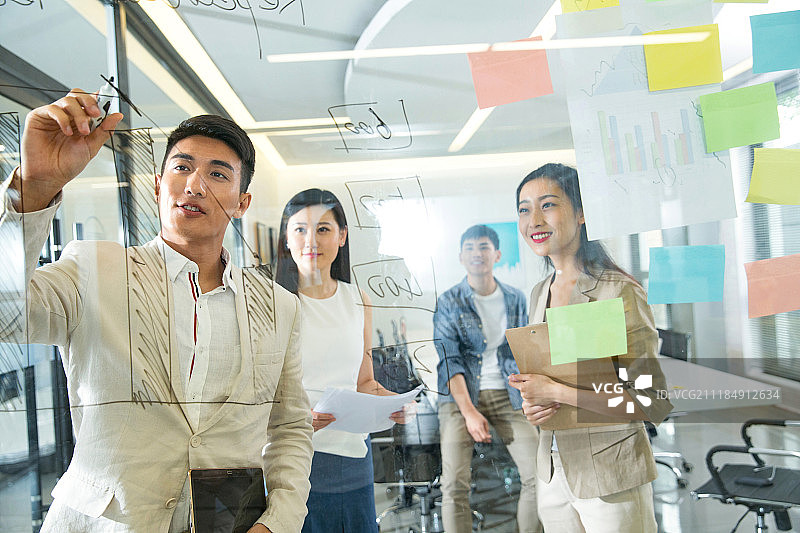 商务青年男女在开会图片素材