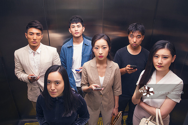 商务青年男女乘电梯图片素材