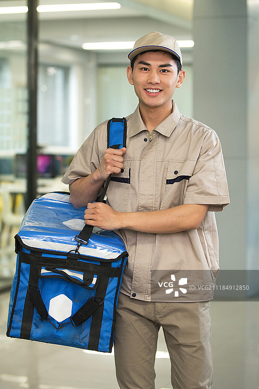 男快递员拿着包裹图片素材