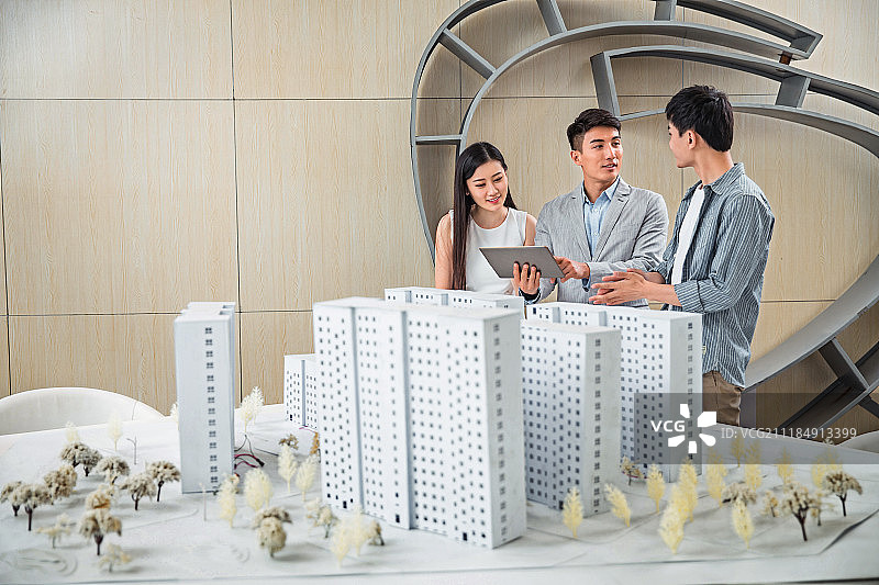 商务青年男女在售楼中心图片素材