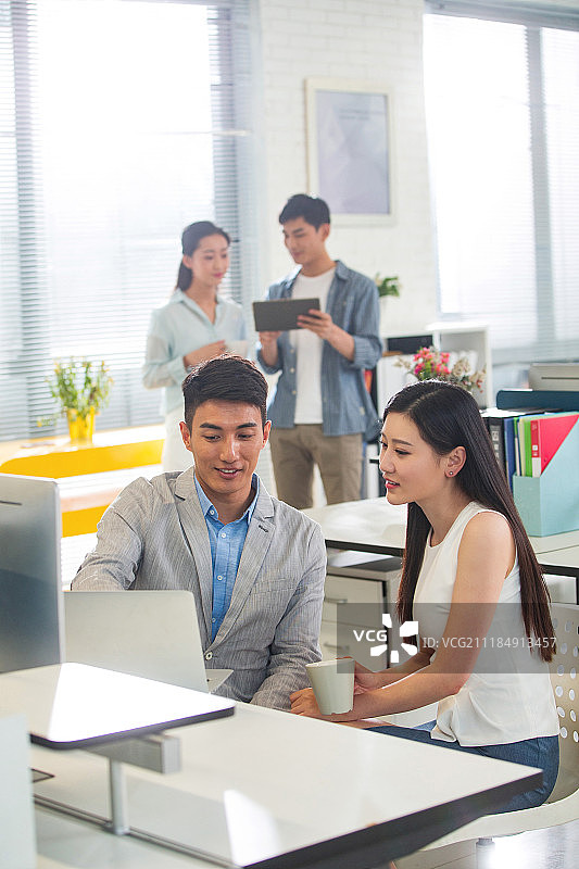 商务男女在办公室图片素材