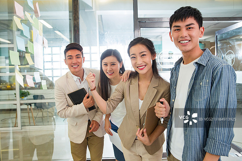 商务青年男女在开会图片素材