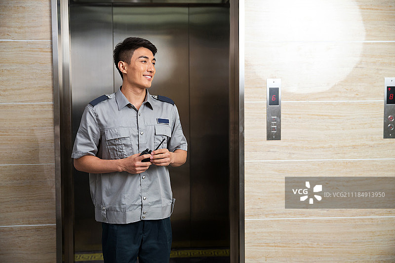 青年男保安图片素材