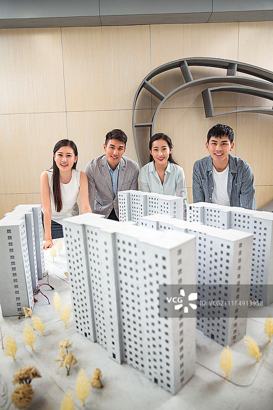 商务青年男女在售楼中心图片素材