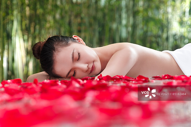 年轻女人做spa图片素材