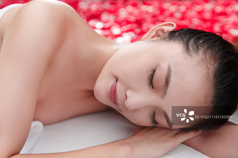 年轻女人做spa图片素材