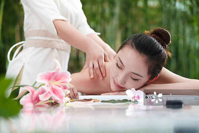 年轻女人做spa图片素材
