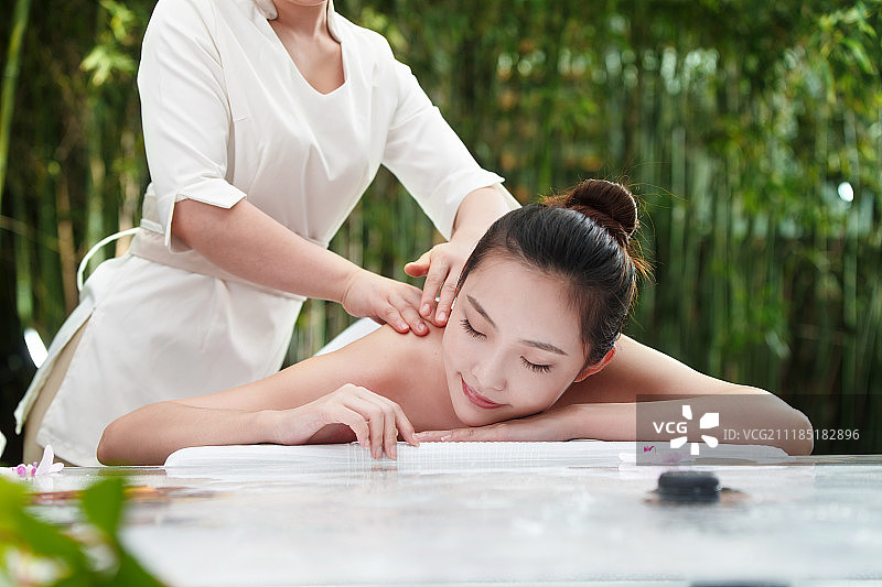 年轻女人做spa图片素材