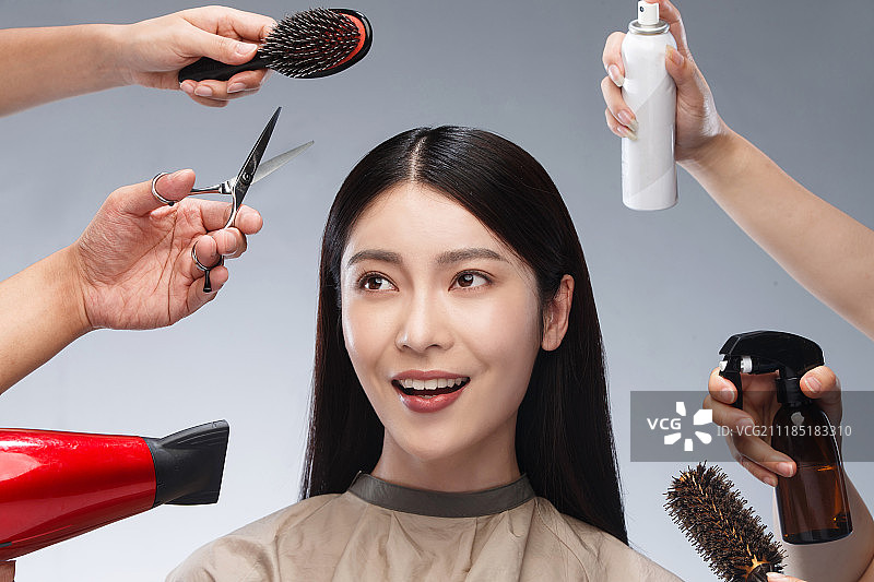 年轻女人做发型图片素材