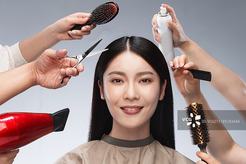 年轻女人做发型图片素材