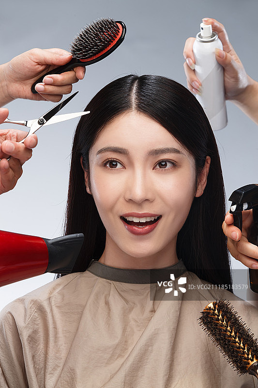 年轻女人做发型图片素材