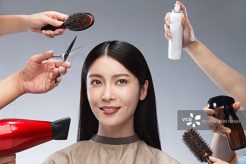 年轻女人做发型图片素材