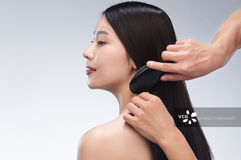 年轻女人做头发图片素材