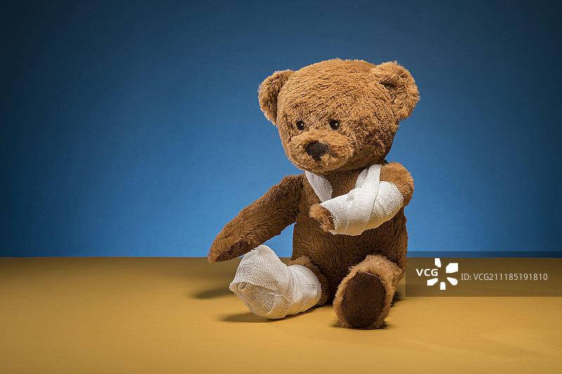 受伤的小熊图片素材