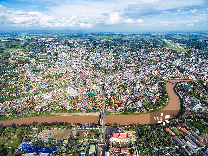 泰国彭世洛河边寺庙城市风光航拍图片素材