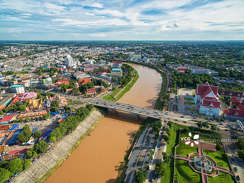 泰国彭世洛河边寺庙城市风光航拍图片素材