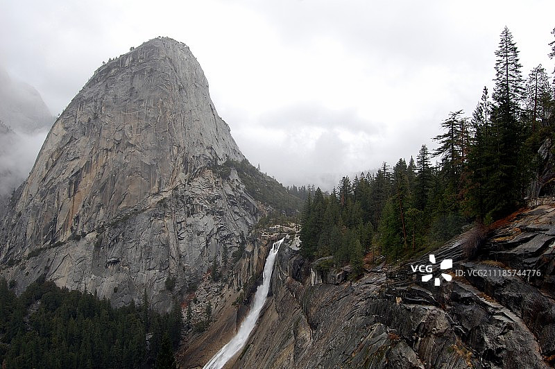 内华达瀑布与自由帽图片素材