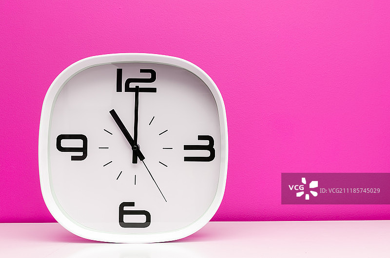 白色现代时钟图片素材
