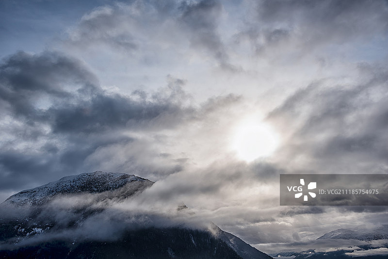 云雾中的山峰图片素材