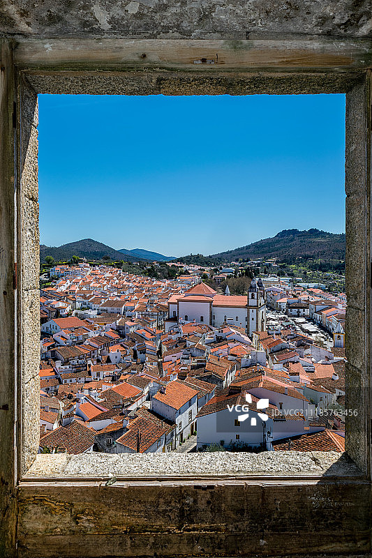 从城堡窗户看到的景色图片素材