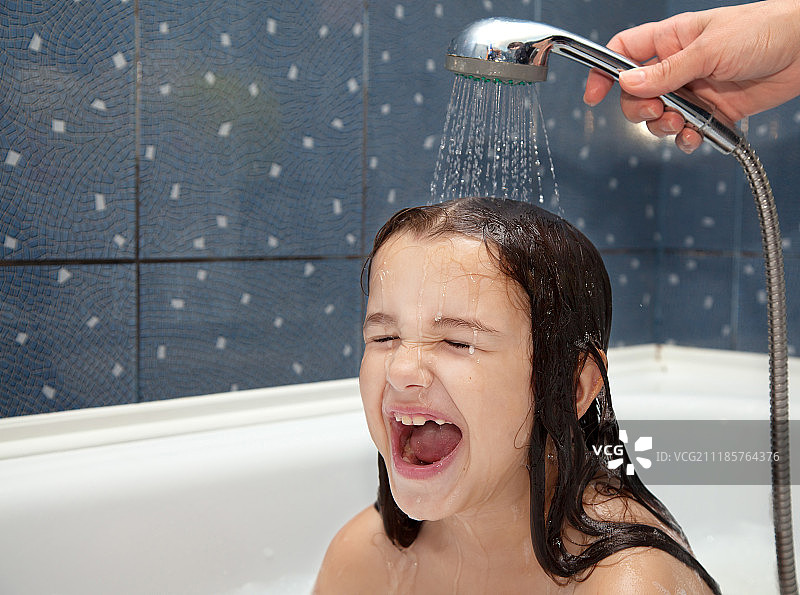 妈妈给小女孩洗澡图片素材