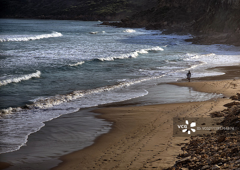 冲浪者与黄色岩石图片素材