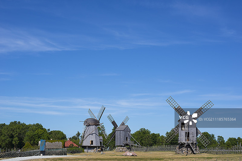 蓝天下的风车图片素材