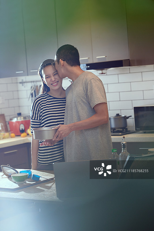 年轻夫妇在厨房做饭图片素材