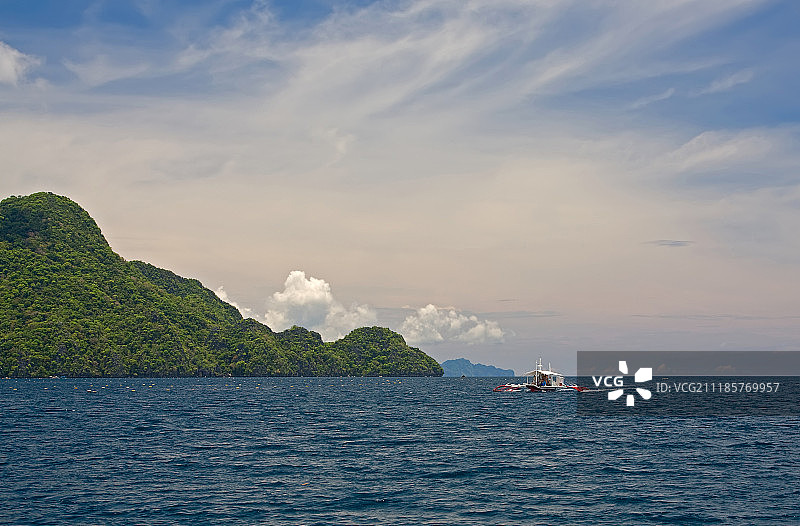 菲律宾海上的船图片素材