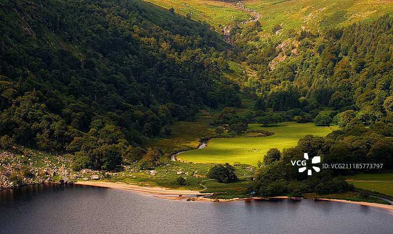 山谷湖泊景观图片素材