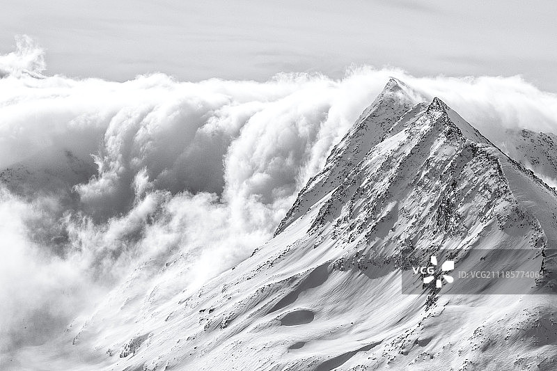 云雾缭绕的山顶图片素材