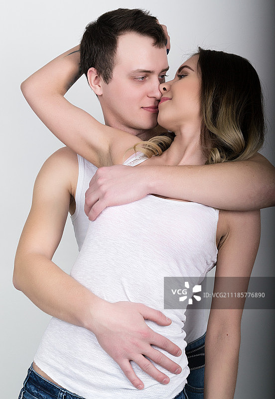 热情相爱的年轻情侣拥抱在一起图片素材