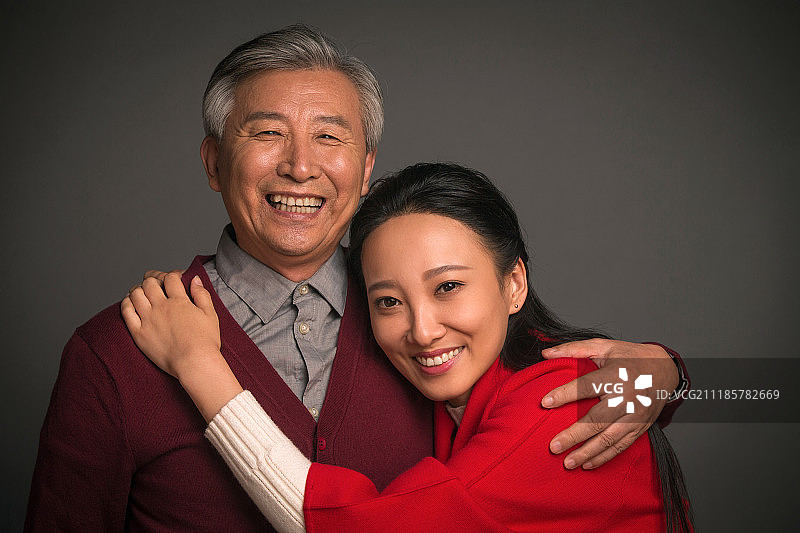 女儿和父亲拥抱图片素材