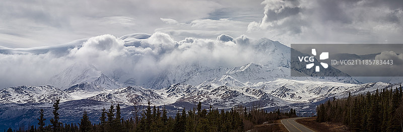 理查森公路上的阿拉斯加山脉图片素材