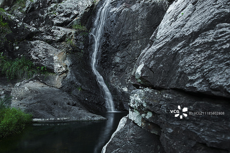 坦伯林山雪松溪瀑布图片素材