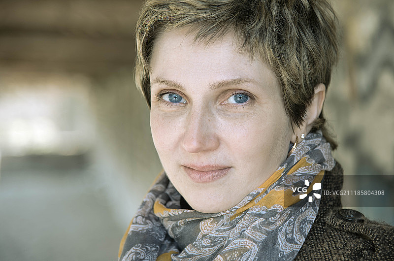 短发年轻女性肖像图片素材