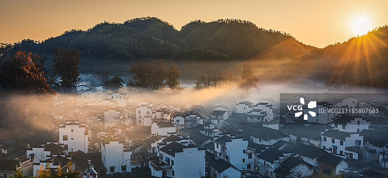 婺源乡间日出晨雾风光图片素材