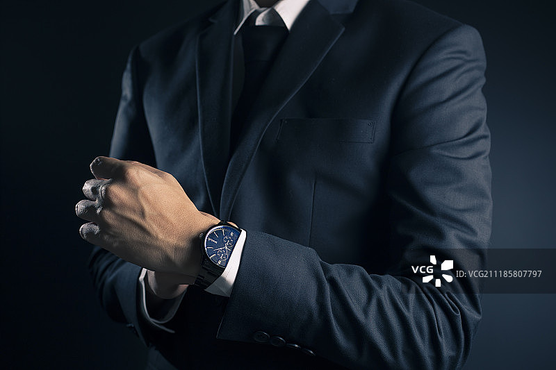 商务男士整理袖扣图片素材
