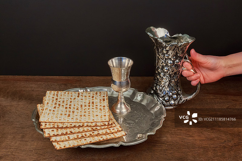 逾越节静物：葡萄酒和犹太无酵饼图片素材