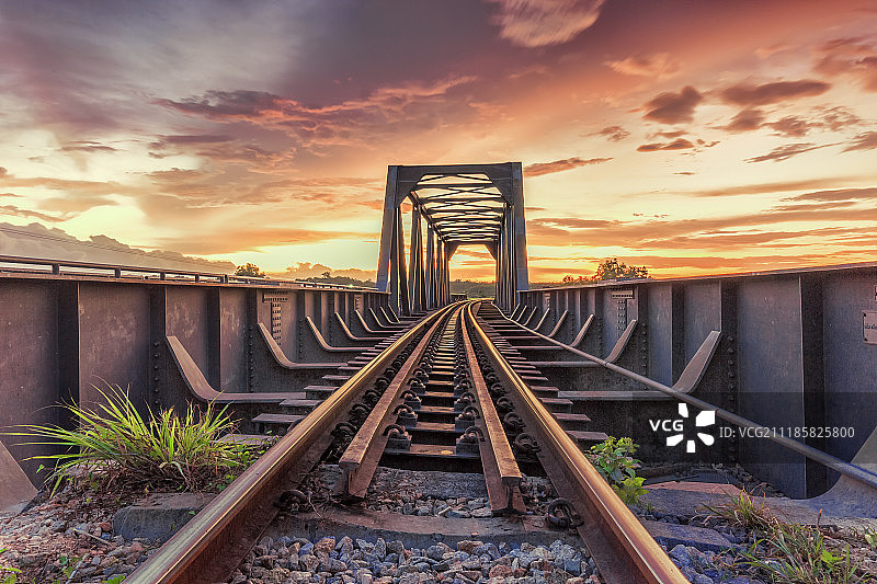 日落时的铁路桥图片素材