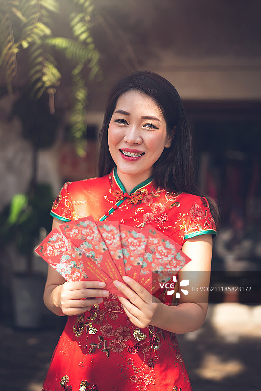 穿红色旗袍的中国女子图片素材