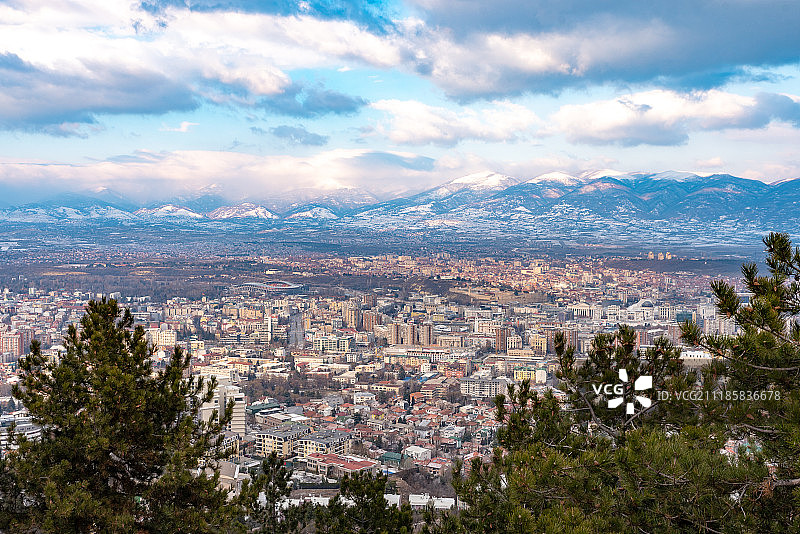城市与山脉上的散射光图片素材