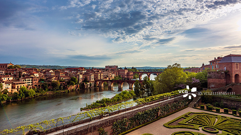 日落前的法国阿尔比图片素材