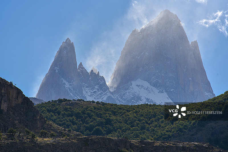 白雪皑皑的菲茨罗伊山图片素材