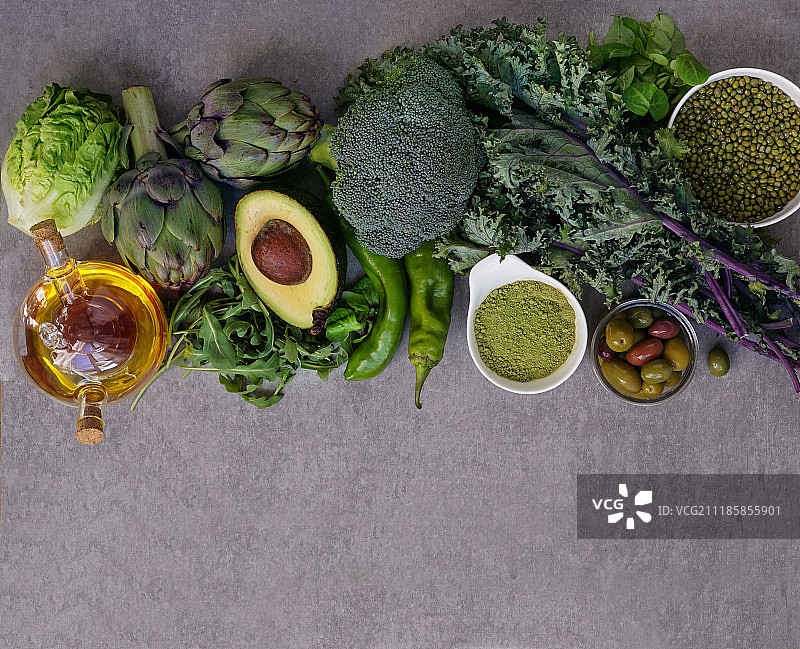 素食健康绿色食品：牛油果、苹果、西兰花、朝鲜蓟、橘子图片素材