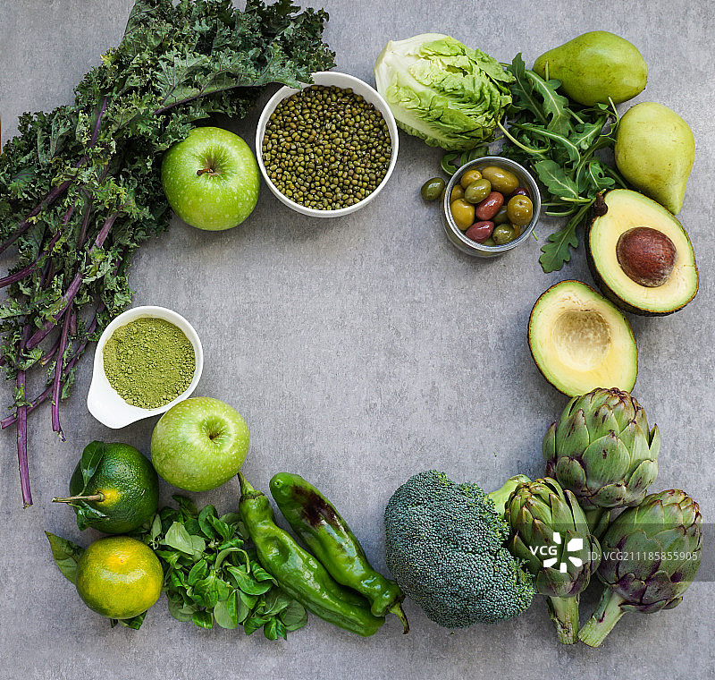 素食健康绿色食品：牛油果、苹果、西兰花、朝鲜蓟、橘子图片素材