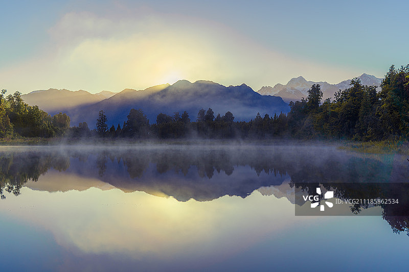 马修森湖黎明倒影图片素材